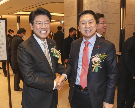 지난 2022년 12월26일 오후 부산롯데호텔에서 열린 부산혁신포럼 2기 출범식에 참석한 국민의힘 장제원(왼쪽) 의원과 당권주자인 김기현 의원이 악수하고 있다.<연합뉴스>
